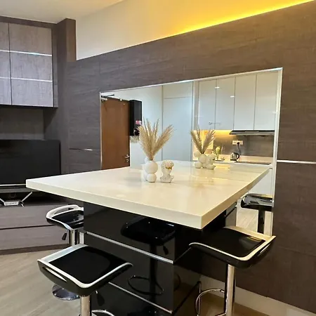 Luxury Suites 118 Island Plaza